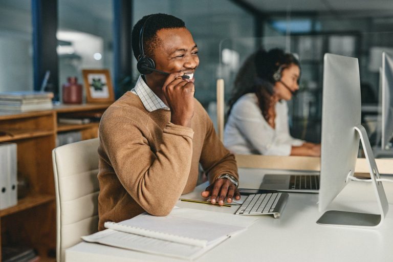 Cómo puedo contactar a Whirlpool por teléfono de atención al cliente