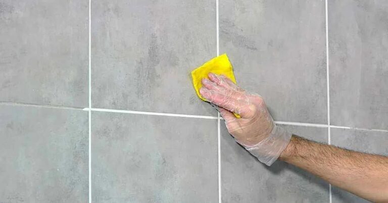 Cómo puedo corregir la pastina mal colocada en mis baldosas